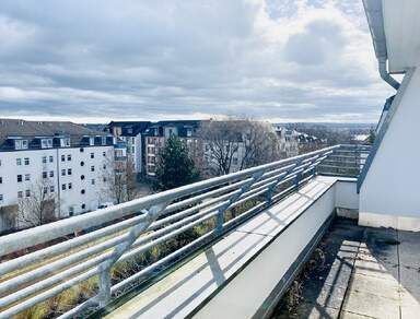 hübsche Dachgeschosswohnung + Balkon + EBK + Tiefgarage in Schloßchemnitz mieten