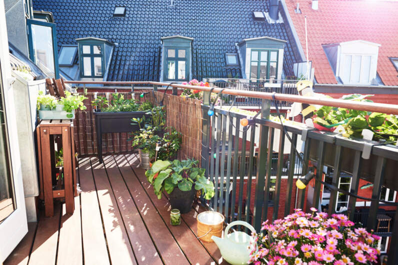 Gestaltung des Gartens mit Gartenhäuser oder Carports