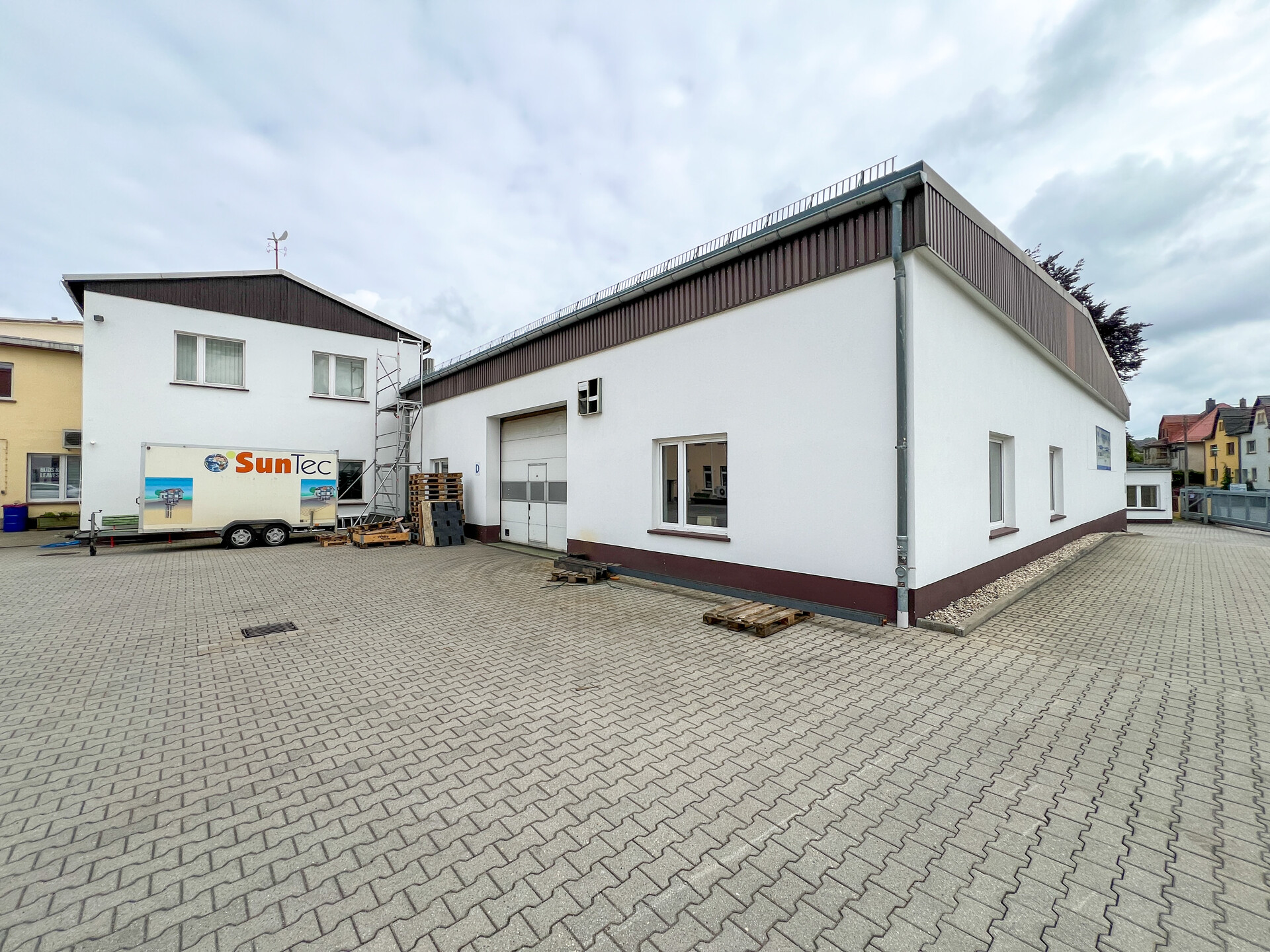 In 20 Minuten zu ESMC - ca. 1.600 m² Hallenfläche + befestigte Freiflächen nahe A4 zur Miete!