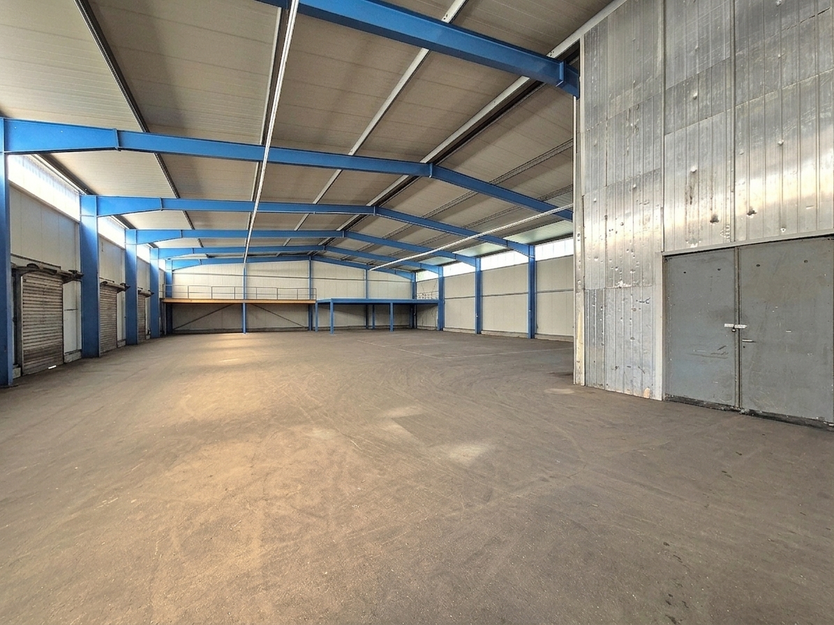 Direkt an der A4 im Dresdner Norden | ca. 1.150 m² Halle mit Freifläche zur Miete!