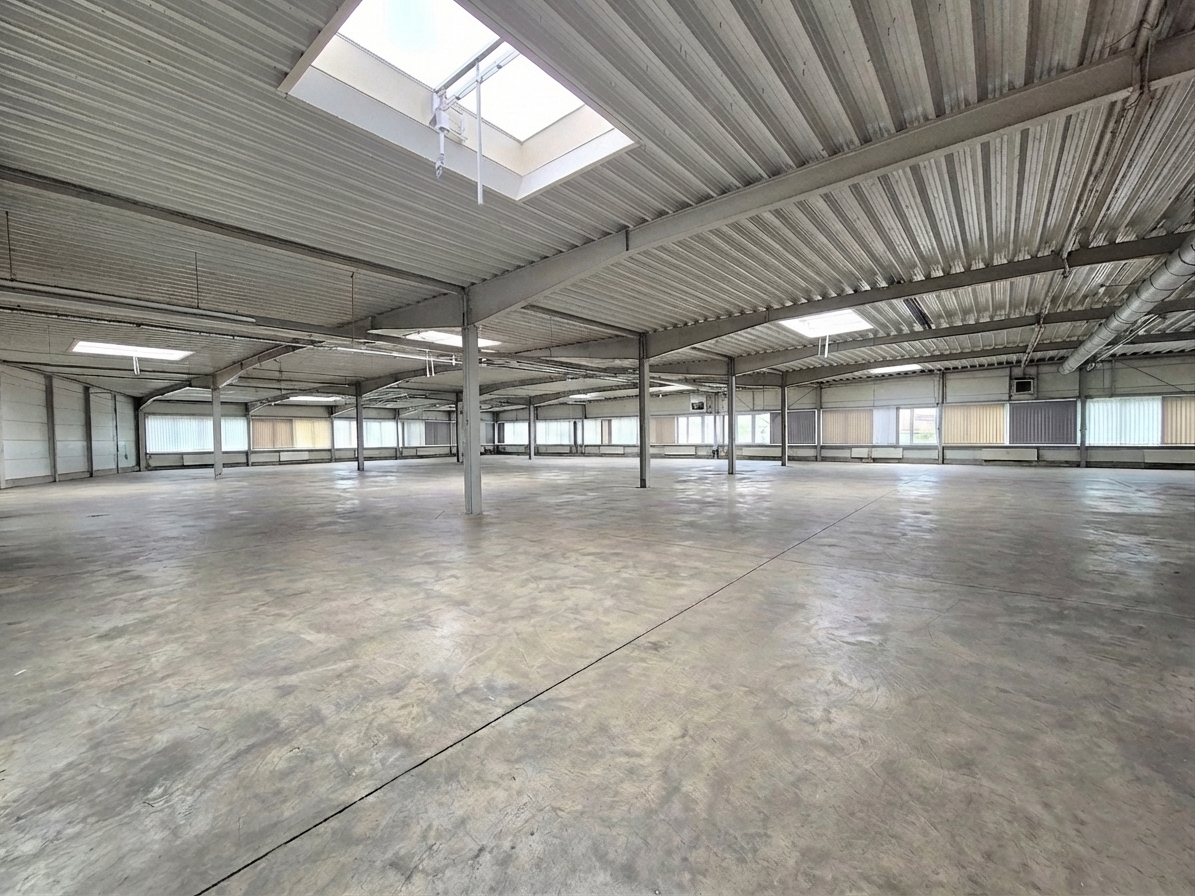 ca. 2.300 m² Produktions-& Lagerhalle nahe der A17 zur Miete!