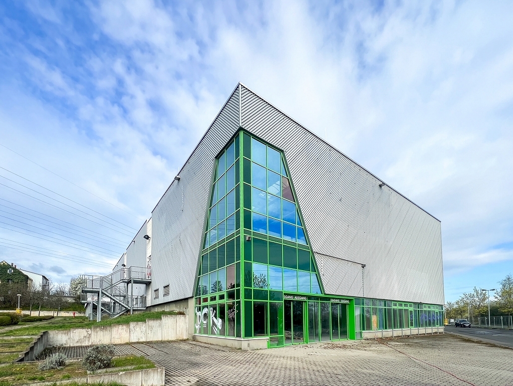 Vielseitig nutzbare Gewerbeimmobilie auf ca. 21.000 m² Grundstück im Dresdner Westen