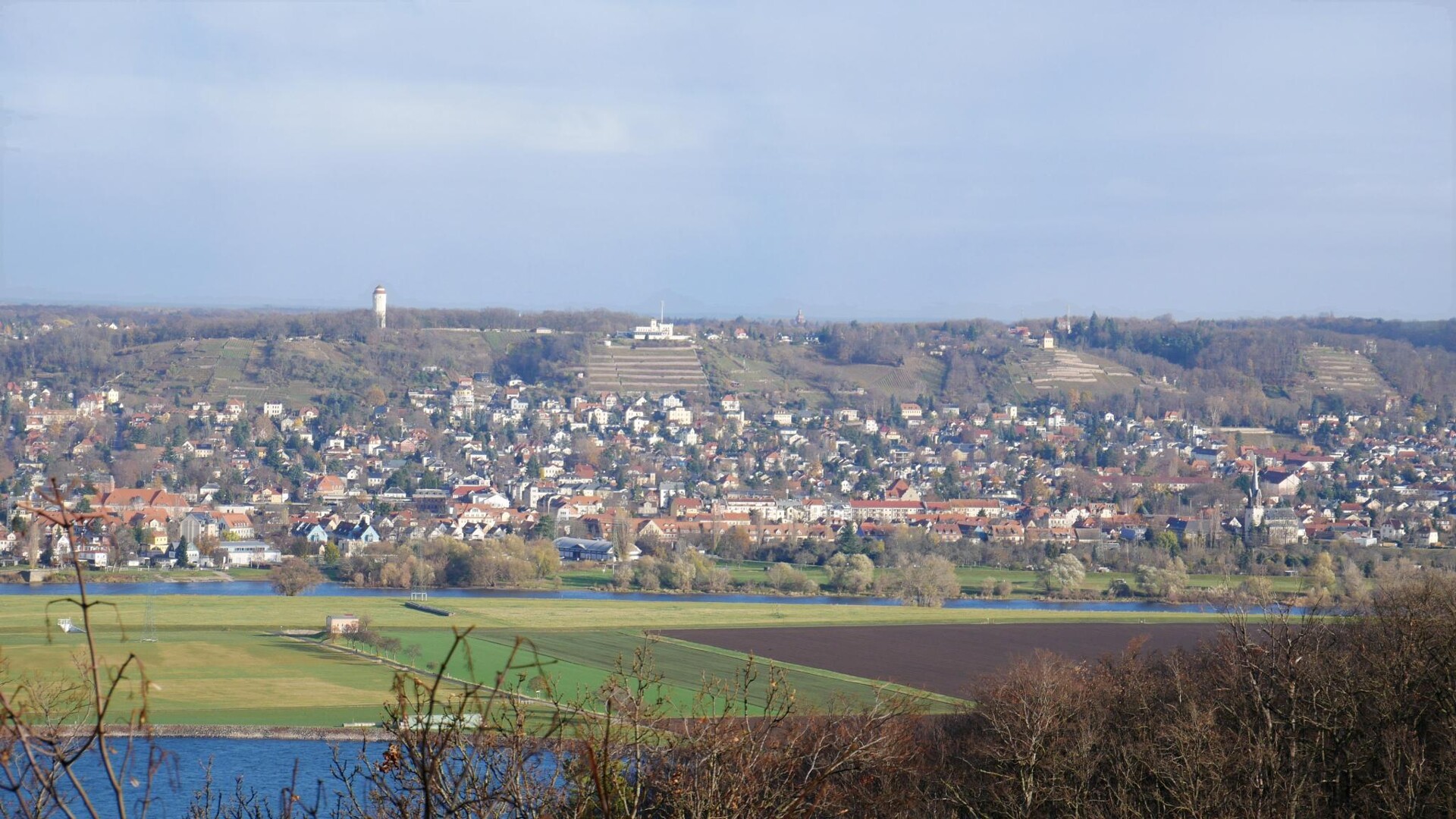 Traumhaft & exklusiv residieren in Cossebaude-Garten mit Blick auf die Weinreben - 2 Carports inkl.
