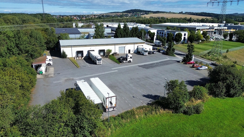 Dresdner Norden direkt an der A4| ca. 1.150 m² Halle & ca. 4.400 m² Freifläche zur Miete!