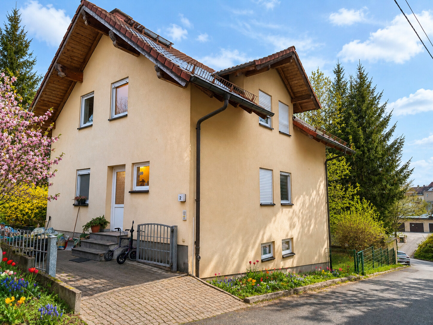 Gepflegtes Mehrfamilienhaus mit 3 Einheiten in Mittweida zum Kauf