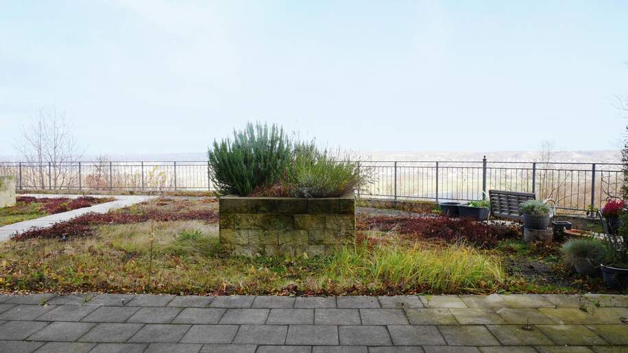 Terrasse mit Gartenanteil