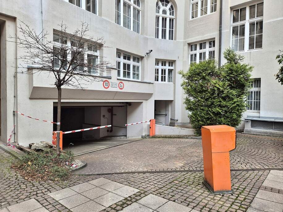 Tiefgarageneinfahrt