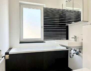 Modern sanierte DG-Wohnung mit EBK + Stellplatz in Reichenbrand mieten