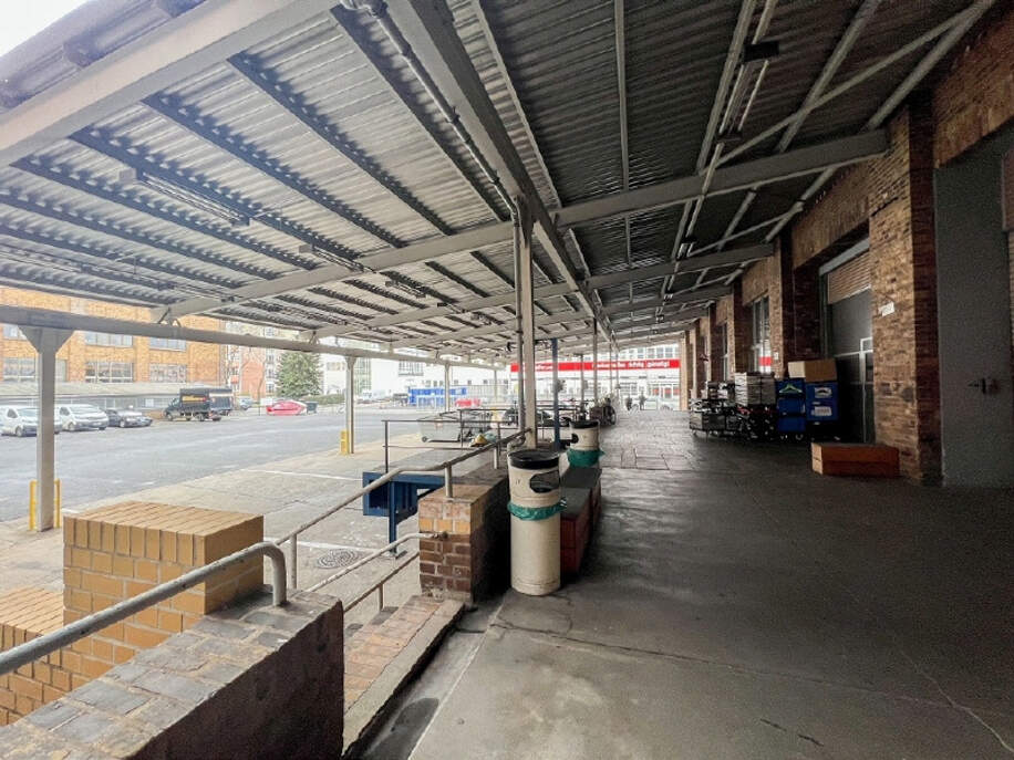 überdachter Anlieferungsbereich