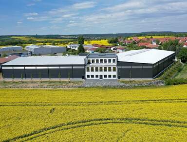 Erstbezug | Moderne Hallenfläche mit Büro in Klingenberg zur Miete