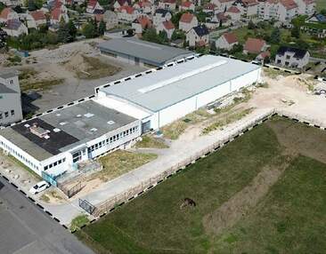 7.200 m² Gewerbegrundstück bebaut mit 2.950 m² Hallen- und Lagerfläche unweit von Dresden zum Kauf!