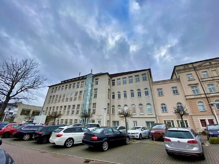 Objektansicht mit Parkplatz - Immobilienmakler Dresden, Chemnitz, Leipzig