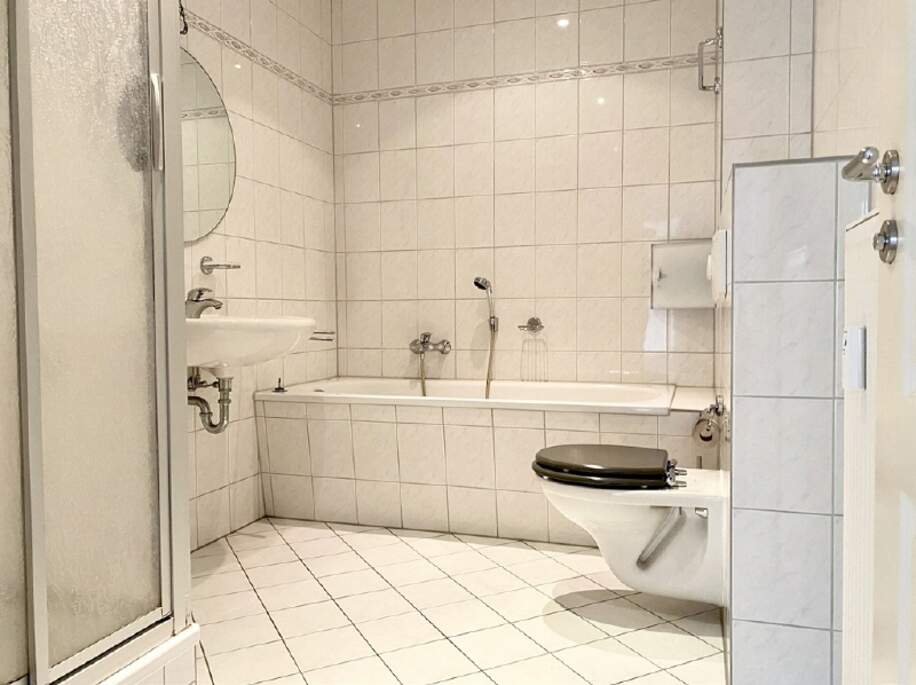 Bad mit Wanne und Dusche