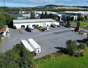 Direkt an der A4 | ca. 1.150 m² Halle & ca. 4.400 m² Freifläche nahe Dresden-Flughafen zum Kauf!