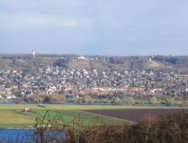 Wohnen im Schloss mit traumhaftem Ausblick & eigenem ca. 100 m² Außenbereich!