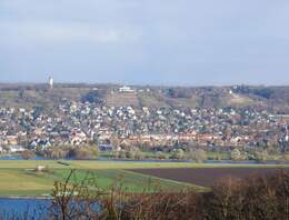 Wohnen im Schloss mit traumhaftem Ausblick & eigenem ca. 100 m² Außenbereich!