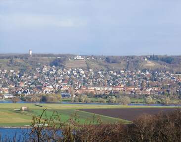 Wohnen im Schloss mit traumhaftem Ausblick & eigenem ca. 100 m² Außenbereich!