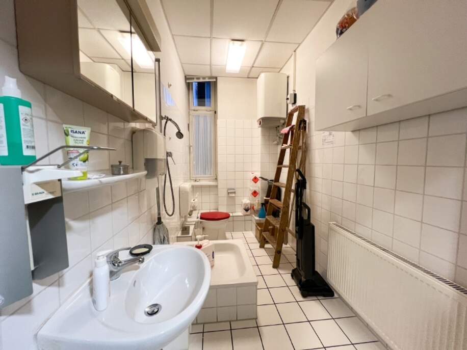 Mitarbeiter WC mit Dusche