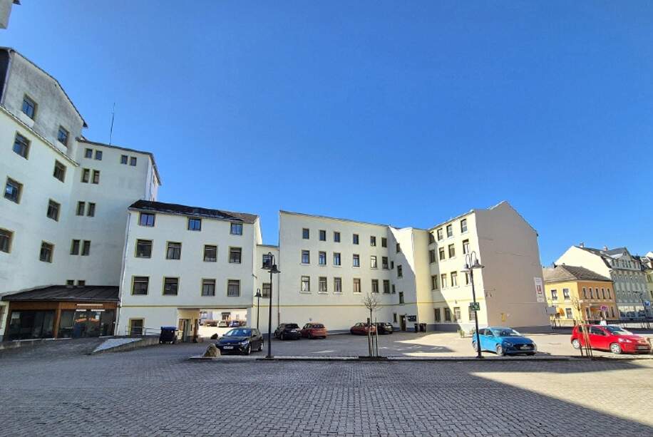 Hofansicht mit Parkplatz