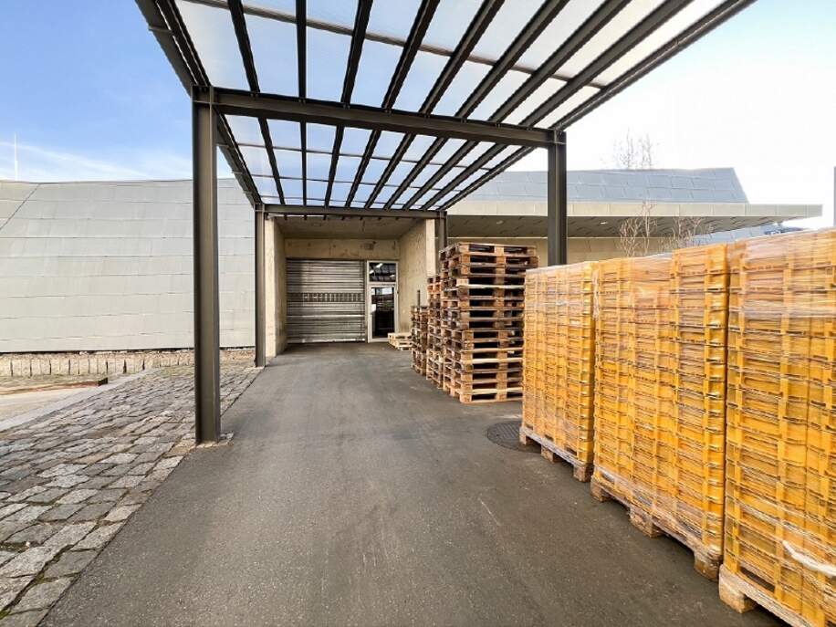 Überdachter Übergang zur Nachbarhalle