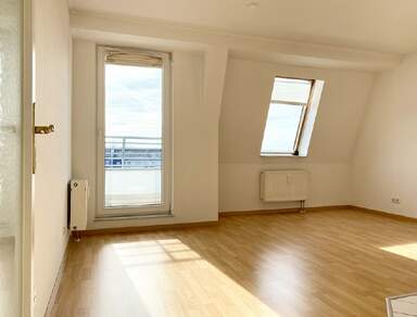 wunderbare Dachgeschosswohnung mit offener Küche + Balkon in Schloßchemnitz