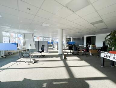 Mit dem Aufzug ins Büro | Modernes Großraumbüro zur Miete!
