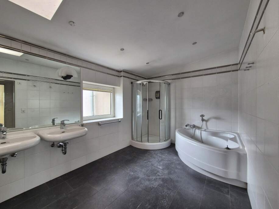 Bad mit Dusche und Wanne