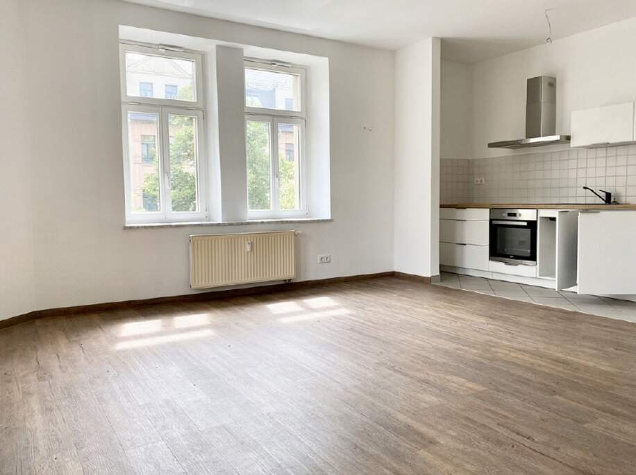 Wohnzimmer mit offener Küche