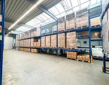 Lager - und Produktionsfläche in Radeberg zur Miete | 2.500 m² plus überdachte Rampe & Büroflächen