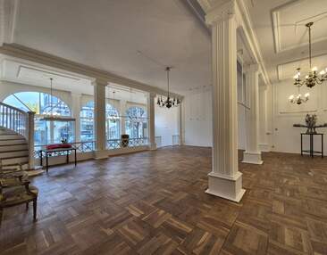 Helle Ladenfläche - ca. 145 m² - mit Charme und großer Schaufensterfront zur MIete!