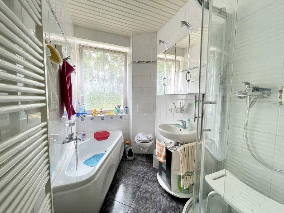 Tageslichtbad mit Wanne und Dusche