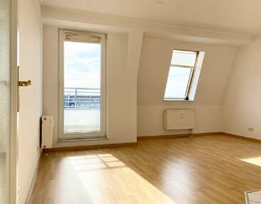 wunderbare Dachgeschosswohnung mit offener Küche + Balkon in Schloßchemnitz