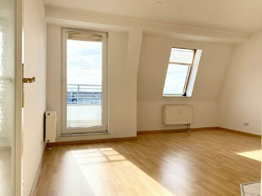 Beispiel Wohnzimmer mit Balkonzugang - Immobilienmakler Dresden, Chemnitz, Leipzig