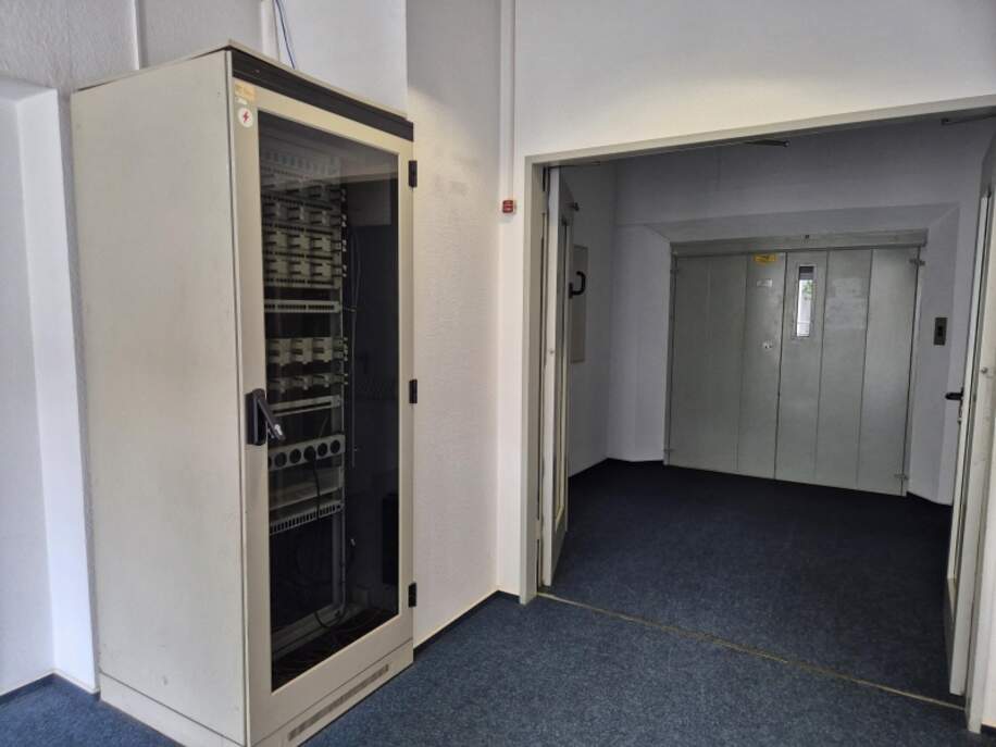Serverschrank und Aufzug