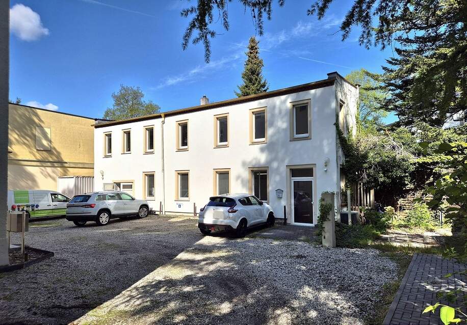 Hof mit Parkplätzen