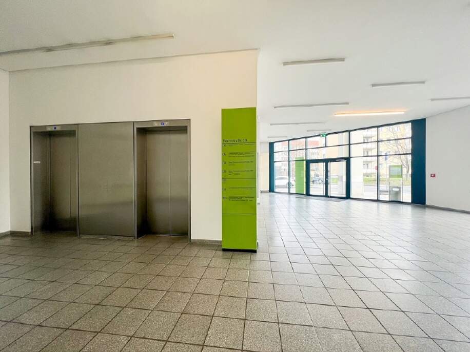 Treppenhaus mit Aufzug