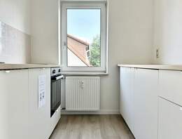 Wunderschöne & frisch sanierte DG-Wohnung mit EBK + Stellplatz mieten