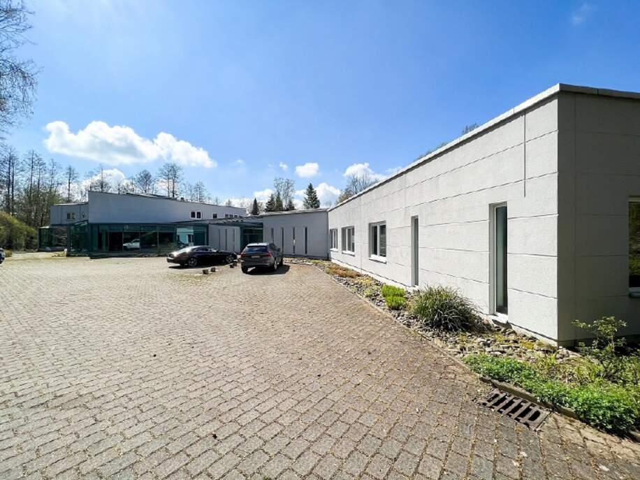 Gebäudeansicht mit Parkplätzen