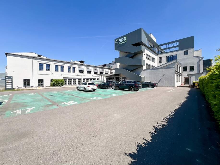 Außenansicht mit Parkplätzen