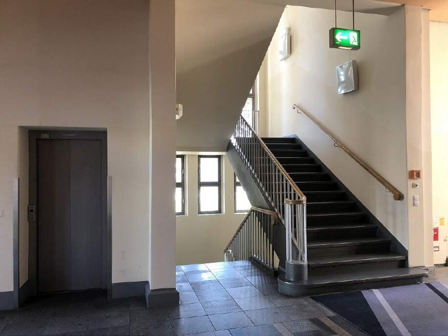 Treppenhaus mit Aufzug
