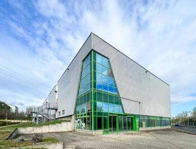 Vielseitig nutzbare Gewerbeimmobilie auf ca. 21.000 m² Grundstück im Dresdner Westen