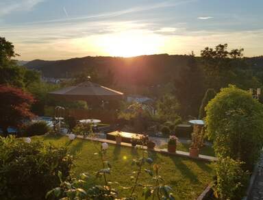 Ihr neues Zuhause mit atemberaubendem Ausblick & wunderschönem Grundstück!