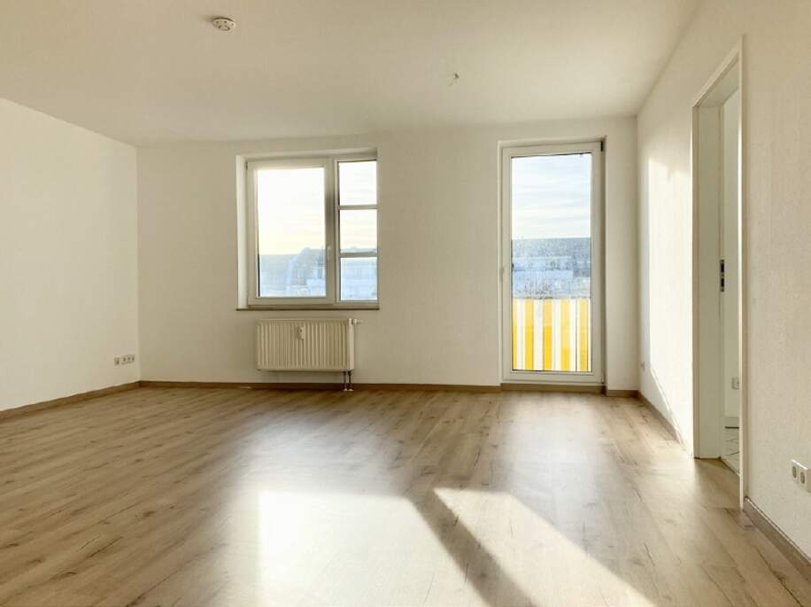 Wohnzi mit Balkon - Immobilienmakler Dresden, Chemnitz, Leipzig