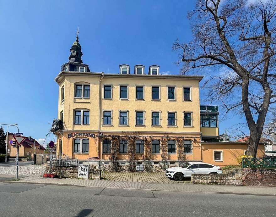 Seitenansicht mit Parkplätzen