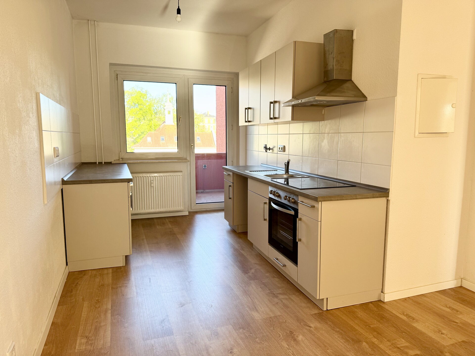 Schöne 2 Raum Wohnung mit Balkon und Einbauküche in Dresden Löbtau mieten!